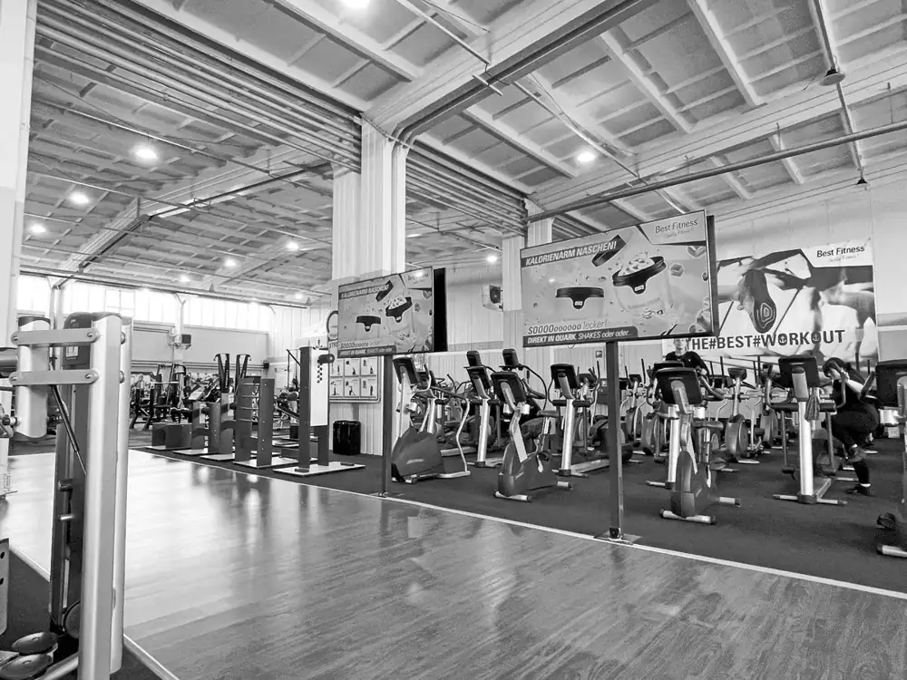 Cardiobereich mit Crosstrainern und Bikes